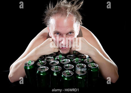 L'homme éméché heureux près de pots de bière vides Banque D'Images