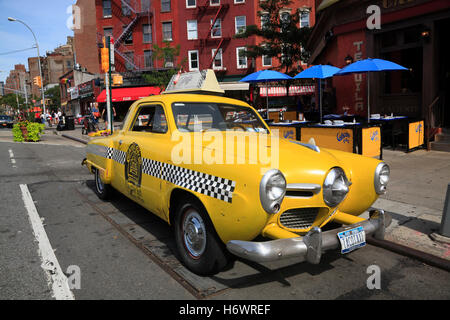 Vieux taxi jaune en face du restaurant de tacos mexicains Caliente Cab, Greenwich Village, Manhattan, New York, USA Banque D'Images