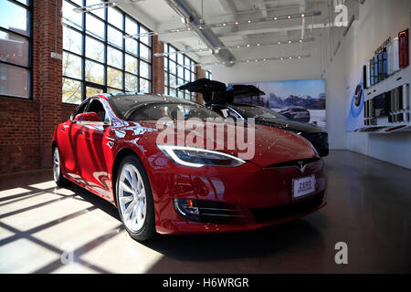 TESLA Model S dans un showroom, Red Hook, Brooklyn, New York, USA Banque D'Images