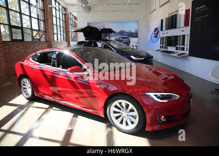 TESLA Model S dans un showroom, Red Hook, Brooklyn, New York, USA Banque D'Images