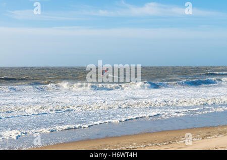 Seul wind surfer bravant les vagues sur une mer du Nord Banque D'Images