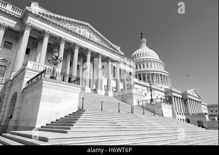 Escalier d'entrée à la Chambre des représentants au Capitole à Washington DC, USA en bnw