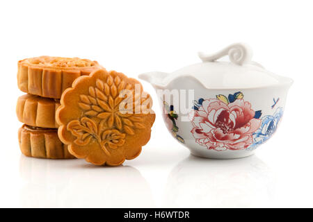 Tasse de thé près de la nourriture aliment sucré brunâtre brun gros plan isolé de la culture asiatique brune se complaire en fête célèbre les festivités Banque D'Images