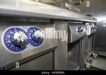 Close-up de cuisine en acier inoxydable dans un restaurant. Banque D'Images