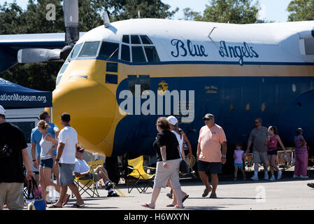 Pensacola Florida USA Les visiteurs de la National Naval Aviation Museum de Pensacola à pied passé Fat Albert Banque D'Images