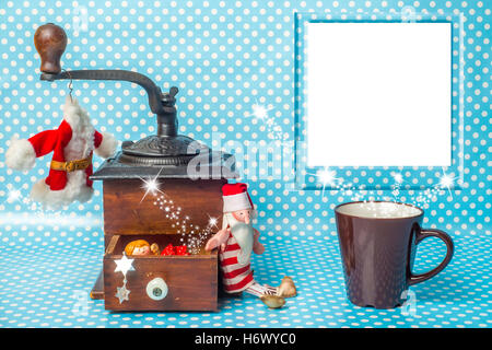 Carte de Noël mignon avec cadre photo vide, Santa toy et tasse de café sur fond pois Banque D'Images