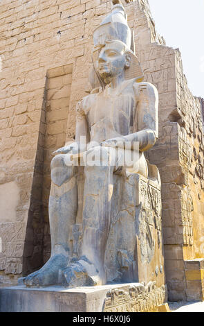 Ramsès II assis colosse à l'intérieur du temple de Louxor, Egypte. Banque D'Images