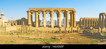 Panorama de la colonnade massive du temple de Louxor, Egypte. Banque D'Images