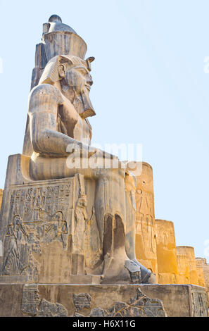 L'ancien colosse dans la colonnade d'Amenhotep dans le temple de Louxor, Egypte. Banque D'Images