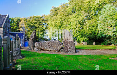 Une vue sur la pierre à position allongée et les flankers du cercle de pierres à position allongée de Midmar près d'Echt, Aberdeenshire, Écosse, Royaume-Uni. Banque D'Images