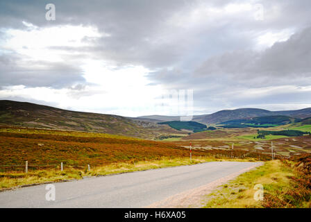 Vue sur l'ancienne route militaire A939 qui s'étend sur les landes et les montagnes des Grampians à Aberdeenshie, en Écosse, au Royaume-Uni. Banque D'Images