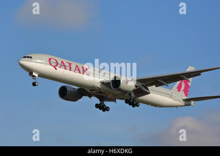 Qatar Airways Boeing 777-3DZER A7-BAO à l'atterrissage à l'aéroport de Heathrow, Londres, UK Banque D'Images