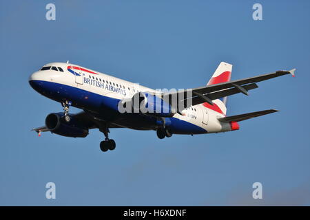 British Airways Airbus A319 G-EUPW l'atterrissage à l'aéroport Heathrow de Londres, UK Banque D'Images