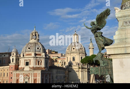 Vue sur le Forum de Trajan lits 1 églises dédiées à la Vierge Marie de monument Vittoriano, avec dômes, renaissance et baroque Banque D'Images