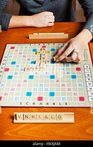 Jeune femme joue une partie de Scrabble Banque D'Images