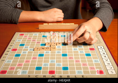 Jeune femme joue une partie de Scrabble Banque D'Images