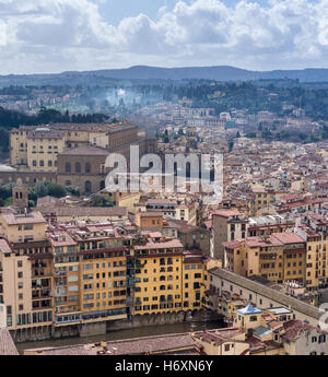 Vue de Florence avec le Palazzo Pitti et du Ponte Vecchio Banque D'Images