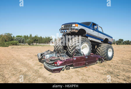 Monster truck sur les voitures. Ciel bleu Banque D'Images