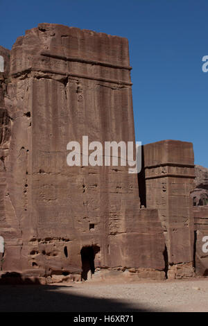 Couper les roches anciennes tombes nabatéennes décorées avec des meules avec d'autres décorations sculptées dans la falaise sud nommée rue de façades situé à Pétra l'ancienne capitale de la royaume nabatéen du désert dans le sud-ouest de la Jordanie Banque D'Images