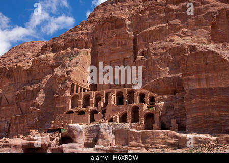 Face à l'ancien monument roche nabatéen nommé l'Urne tombeau sculpté dans Jabal al-Khubtha connu comme le 'Royal Tombs' situé à Pétra l'ancienne capitale de la royaume nabatéen du désert dans le sud-ouest de la Jordanie Banque D'Images