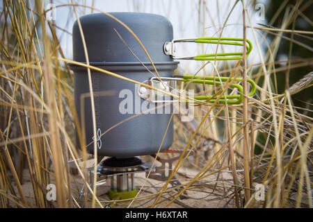 Réchaud de camping et pot dans la plage de l'herbe Banque D'Images