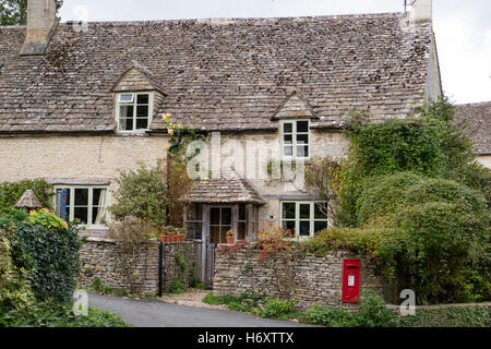 Cottage attrayant dans le village de Cotswold Chedworth, Gloucestershire, England, UK Banque D'Images