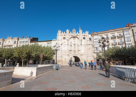 BURGOS, ESPAGNE - 4 octobre : Visite Touristique Arc de Santa Maria sur Octobre 4,2016 à Burgos, Espagne. Banque D'Images