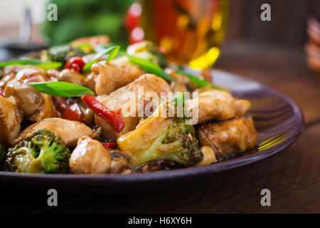 Faire revenir avec du poulet, des champignons, du brocoli et poivrons - Chinese food Banque D'Images