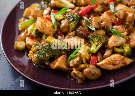 Faire revenir avec du poulet, des champignons, du brocoli et poivrons - Chinese food Banque D'Images