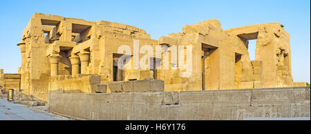 Vue panoramique de Kom Ombo Temple avec des reliefs sur les murs et colonnes préservé, l'Égypte. Banque D'Images