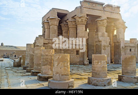 Le pronaos de Kom Ombo Temple avec la vue sur l'entrée principale avec d'énormes colonnes, l'Égypte. Banque D'Images