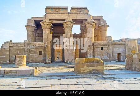 La double entrée de l'ancien Temple de Kom Ombo, dédié aux dieux Sobek et Horus, l'Égypte. Banque D'Images