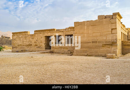 Les ruines du côté des bâtiments de Habu Temple (Temple de Ramsès III), Luxor, Egypte. Banque D'Images