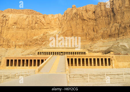 Le grand temple d'Hatchepsout est l'un des monuments les plus populaires de la nécropole thébaine, Luxor, Egypte. Banque D'Images