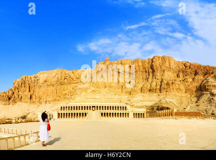 Panorama du site archéologique du temple Hatshepsut, situé au pied de la roche massive, Luxor, Egypte. Banque D'Images