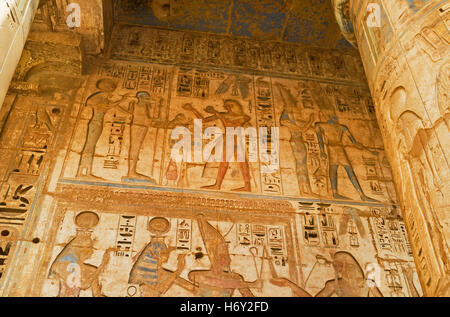 Le représentant de pharaons natures mortes sur les murs des temples ont été l'ancien typique de la décoration en Egypte, Temple Habu, Louxor. Banque D'Images