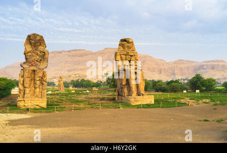 Les colosses de Memnon sont les immenses statues de la pharaon égyptien, situé dans la nécropole thébaine, en face du Luxor moderne, Banque D'Images