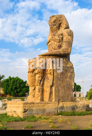 Colosses de Memnon ont été créés pour protéger l'entrée de la chapelle du temple d'Amenhotep III dans la nécropole thébaine, Luxor, Egypte Banque D'Images