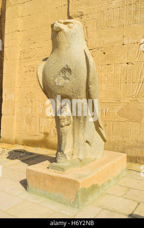 La grande statue en pierre du dieu Horus Falcone en face de l'entrée du temple, Edfou, Egypte. Banque D'Images