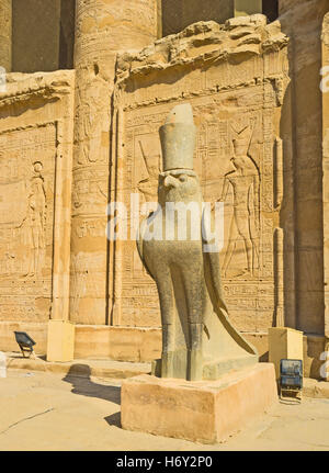 La pierre symbolise l'ancien dieu faucon Horus et garde l'entrée de son Temple à Edfou, Egypte. Banque D'Images