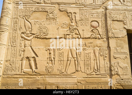 Le mur de la Temple Khnoum couvert avec le relief représentant des scènes de vie des anciens dieux, Esna, Égypte. Banque D'Images