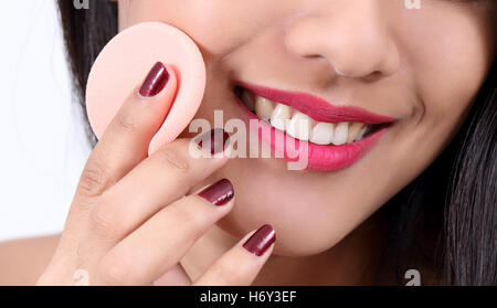 Belle jeune femme asiatique appliquant le maquillage Banque D'Images