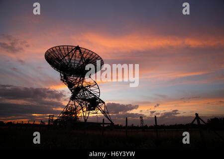 Le One-Mile Telescope à l'Observatoire de Radioastronomie Mullard MRAO set contre un poteau sunset sky Banque D'Images