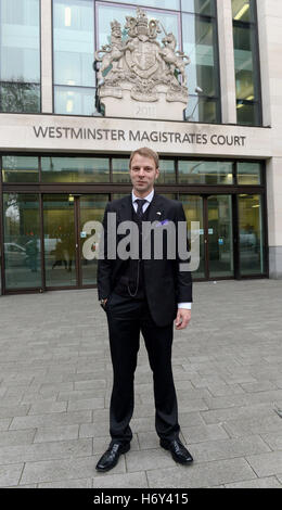 Paul Wright se trouve à l'extérieur Westminster Magistrates' Court, Londres, où une audience pour décider s'il devrait être extradé vers la Grèce 13 ans après un accident alors qu'il était en vacances avec ses amis doit avoir lieu. Banque D'Images