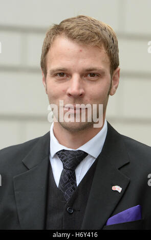 Paul Wright se trouve à l'extérieur Westminster Magistrates' Court, Londres, où une audience pour décider s'il devrait être extradé vers la Grèce 13 ans après un accident alors qu'il était en vacances avec ses amis doit avoir lieu. Banque D'Images