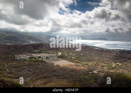 Vue sur Diamond Head Crater près de Honolulu sur la côte sud d'Oahu, Hawaii, USA. Banque D'Images