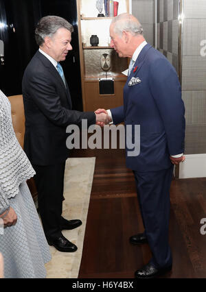 Le Prince de Galles (à droite) accueille le président colombien Juan Manuel Santos au Rosewood London Hotel au début de sa visite officielle au Royaume-Uni. Banque D'Images