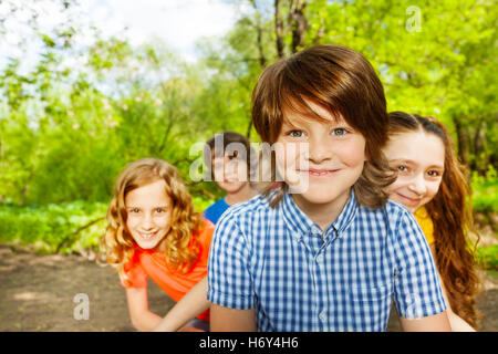 Smiling happy kids having fun in summer park Banque D'Images