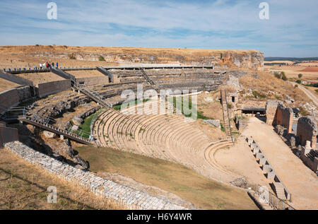 Ruines de l'ancienne colonie romaine en anphyteather Clunia Sulpicia, à Burgos, Espagne. Banque D'Images