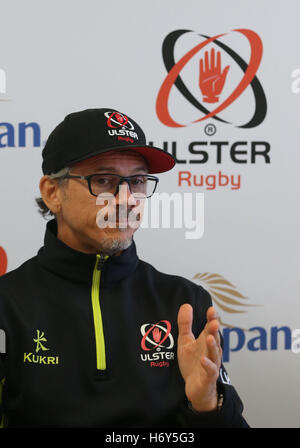 Ulster, directeur du rugby, les Kiss, s'exprimant lors d'une conférence de presse au Kingspan Stadium, Belfast. Banque D'Images